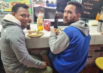 Pasa Navidad y Año Nuevo lejos de su tierra