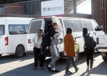 Habilitan el gimnasio Ana Gabriela Guevara para migrantes expulsados de EU
