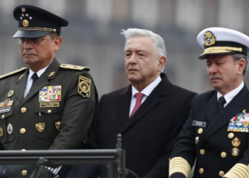 Ante la crisis en Perú, AMLO acusa a ONU de no hacer nada