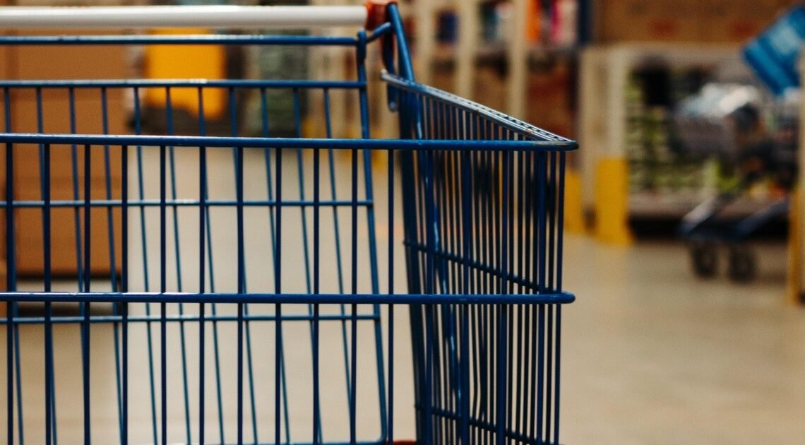 Entran en pareja a supermercado de Hermosillo y salen esposados