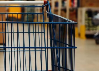 Entran en pareja a supermercado de Hermosillo y salen esposados
