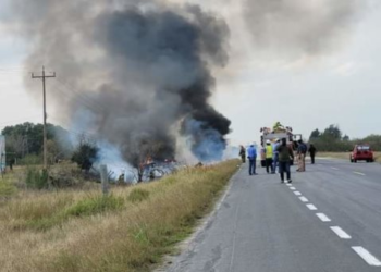 Chofer muere calcinado tras accidente en pipa con antimonio