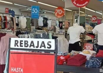 Letreros de rebajas ‘inundan’ comercios del centro de Hermosillo