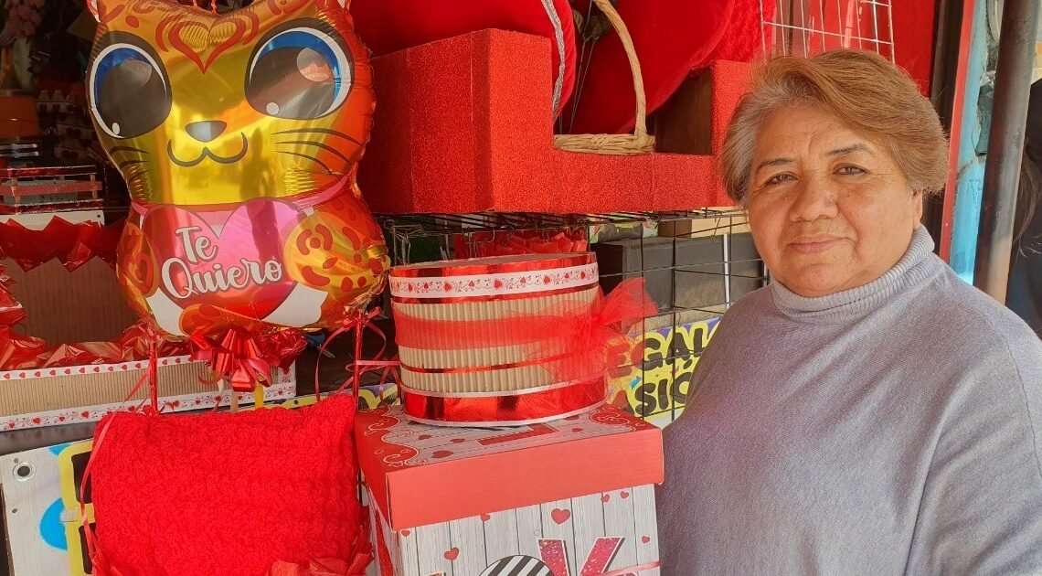 Prepara la señora Glafeve su negocio para San Valentín Prepara la señora Glafeve su negocio para San Valentín