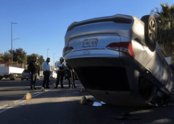 Volcamiento en la avenida Rosales; impacta contra confinamiento de ciclovía