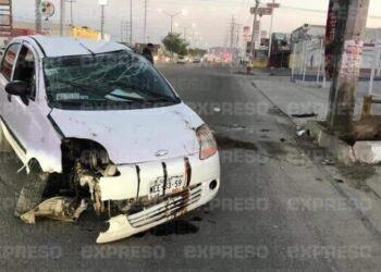 Mujer resulta lesionada en aparatoso accidente al norte de Hermosillo