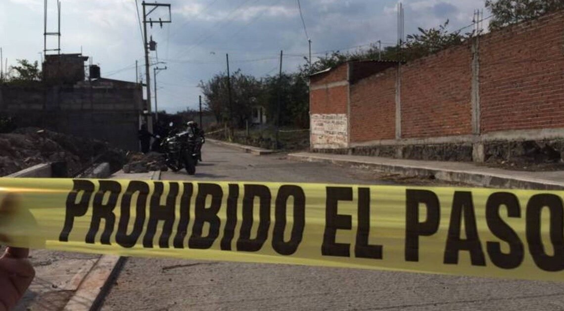 Atrapa Policía Municipal a dos presuntos narcomenudistas y abaten a un tercero