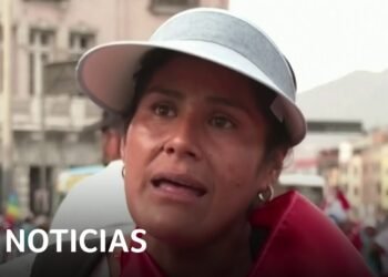 Miles exigen la renuncia de la presidenta de Perú | Noticias Telemundo