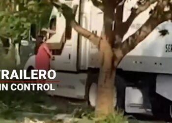 Se ENFRENTA a trailero que se LLEVÓ el CABLEADO; acelera con ella en el estribo