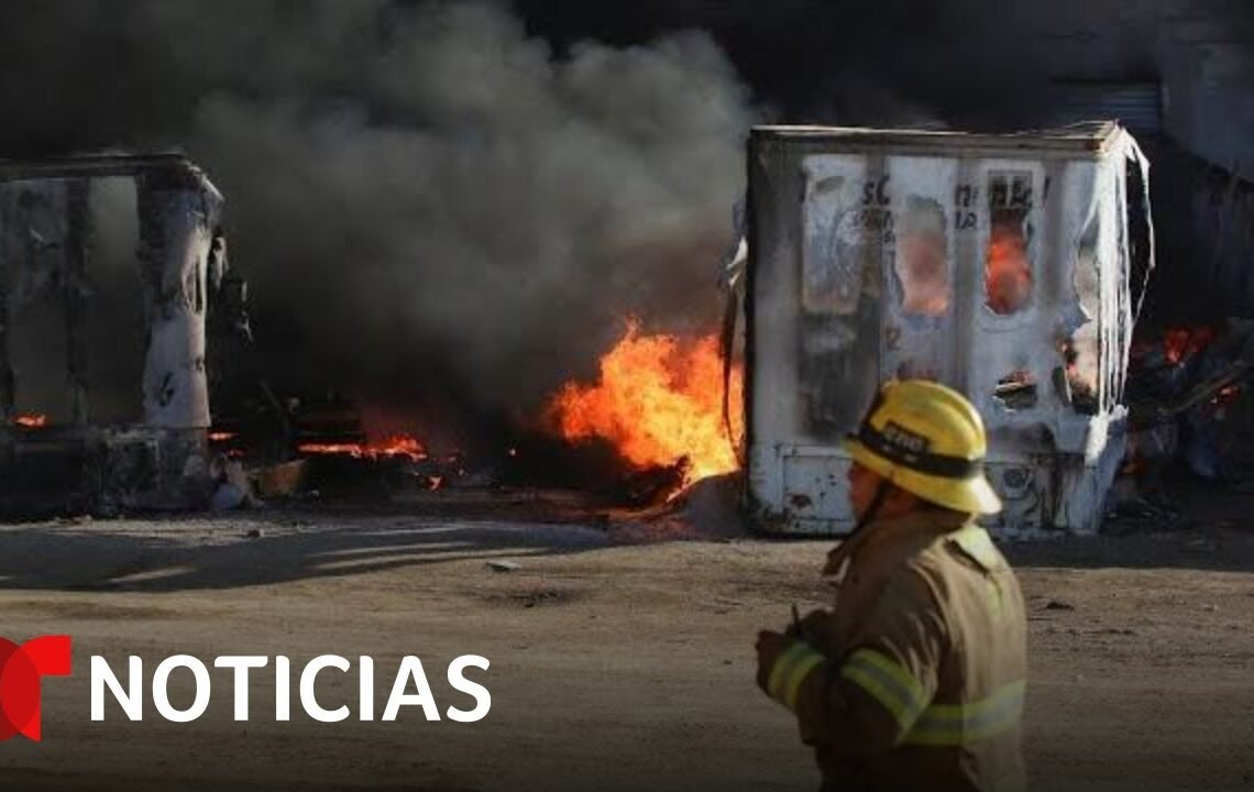 Un imponente incendio devora varios almacenes en una zona industrial de Tijuana | Noticias Telemundo