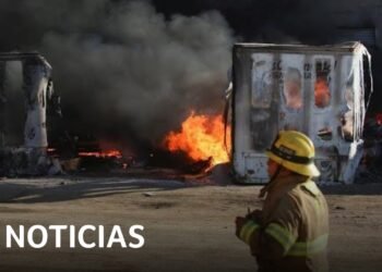 Un imponente incendio devora varios almacenes en una zona industrial de Tijuana | Noticias Telemundo