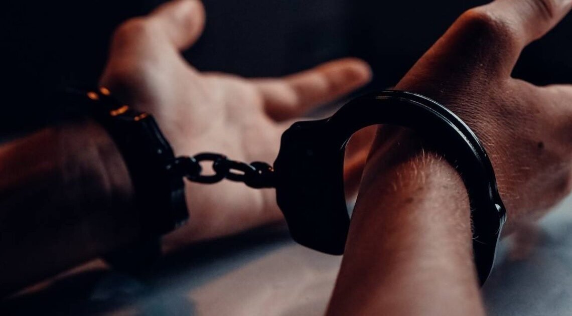 Detienen a hombre por tratar de robar cableado de un restaurante