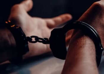 Detienen a hombre por tratar de robar cableado de un restaurante