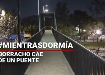 #MientrasDormía | Borracho cae de un puente de siete metros de altura