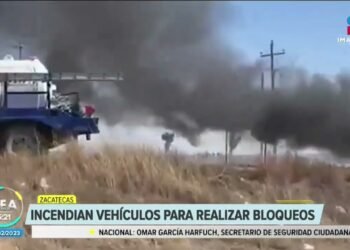 Hombres armados atacan a policías e incendian vehículos en Pinos, Zacatecas | Noticias con Paco Zea