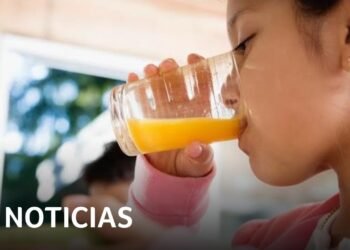Incrementa el precio del jugo de naranja debido a la escasez de la fruta | Noticias Telemundo