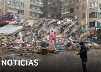 Las noticias de la mañana, lunes 6 de febrero de 2023 | Noticias Telemundo