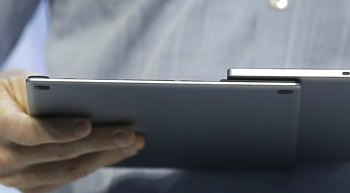 Mujer descubre a joven con su tablet en su patio y llama a la policía de Hermosillo