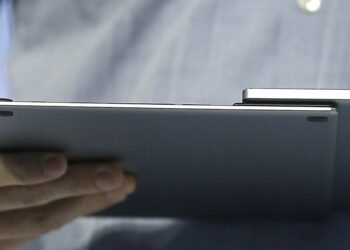 Mujer descubre a joven con su tablet en su patio y llama a la policía de Hermosillo