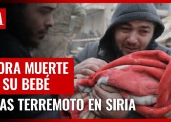 Padre halla a su bebé muerto entre los escombros tras terremoto en Siria