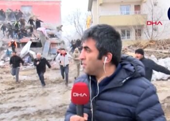 Un periodista, sorprendido en directo por una réplica del terremoto en Turquía: “Filma ese lugar”