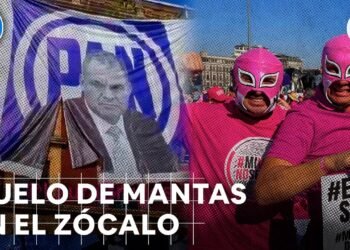 Marcha INE 2023: Desgarran manta de “García Luna no se toca” colocada por morenistas