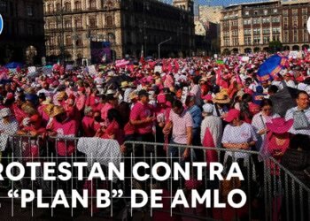 Marcha INE 2023: Llegan miles de personas al Zócalo de la CDMX para “defender al INE”