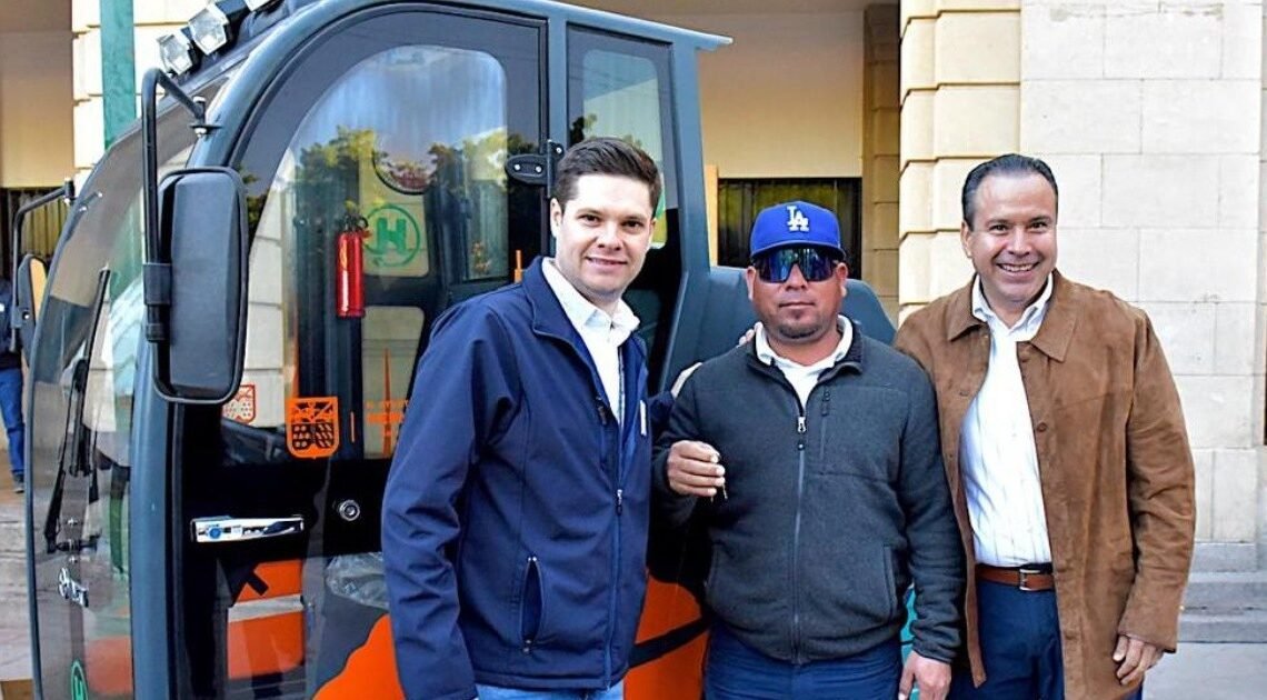 Entrega Antonio Astiazarán equipo para mantenimiento y limpieza de calles