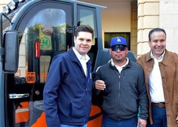 Entrega Antonio Astiazarán equipo para mantenimiento y limpieza de calles
