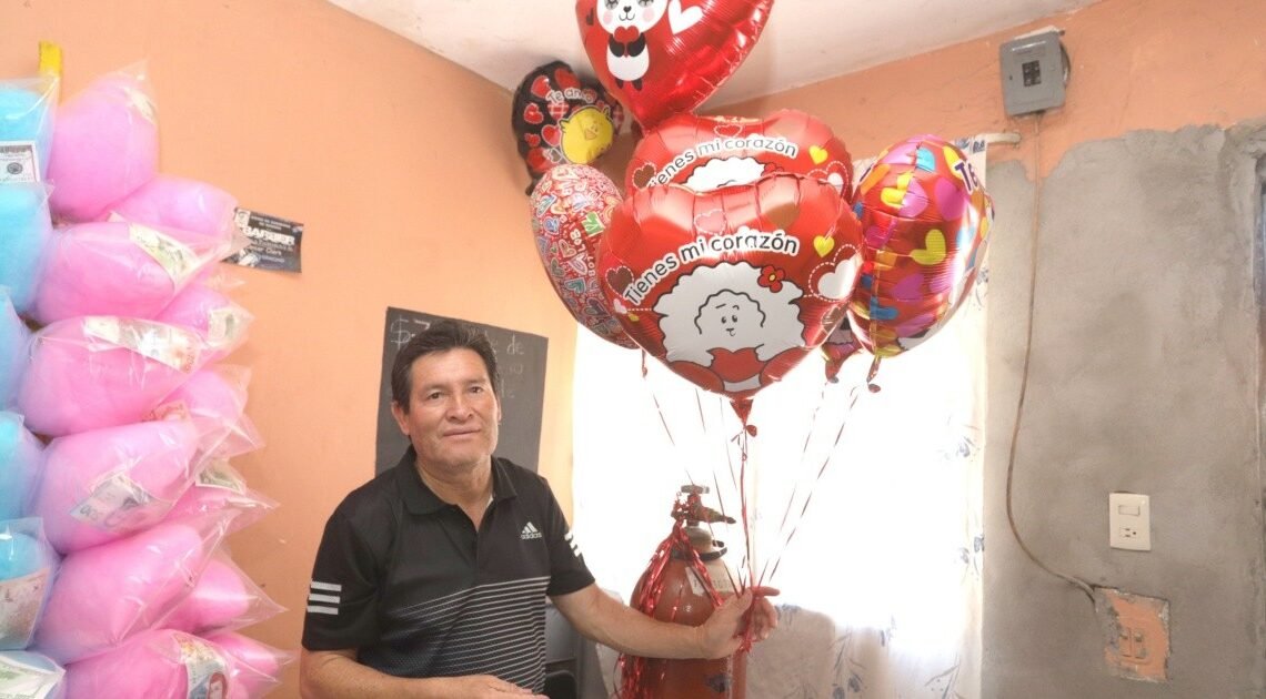 En Hermosillo el amor está en el aire… Víctor vende globos desde hace tres décadas
