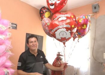 En Hermosillo el amor está en el aire… Víctor vende globos desde hace tres décadas