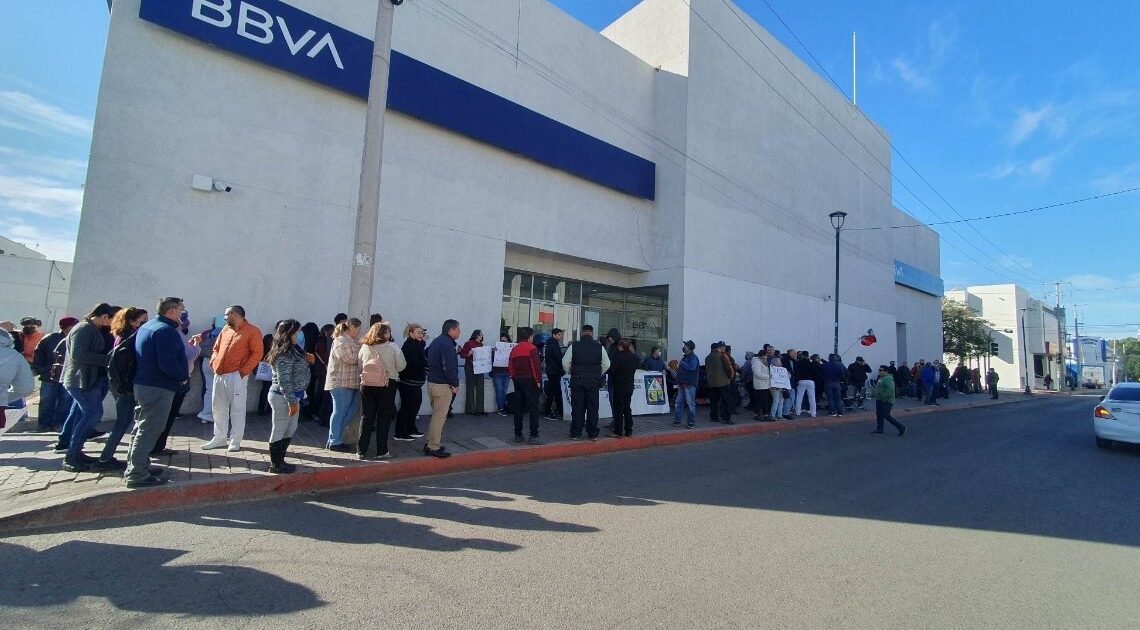 Trabajadores del gobierno se manifiestan en banco BBVA del Centro de Hermosillo