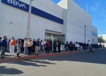 Trabajadores del gobierno se manifiestan en banco BBVA del Centro de Hermosillo
