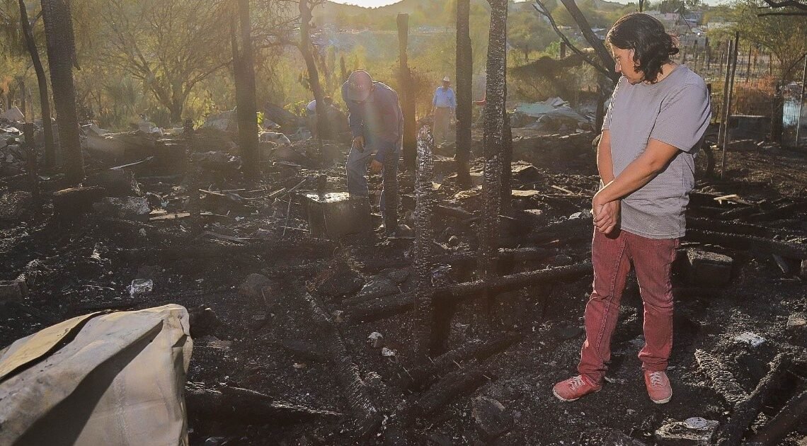 Afectados por incendio en colonia Amapolas solicitan ayuda de la comunidad Afectados por incendio en colonia Amapolas solicitan ayuda de la comunidad