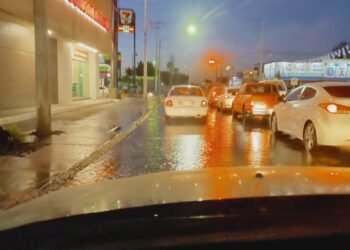 ¡Tome precauciones! Cierre de vialidades por mega fuga de agua en Periférico norte y Reforma