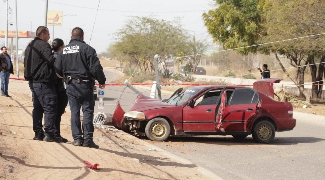 Conductor se da a la fuga tras chocar contra un poste de la CFE en Hermosillo; abandona el coche