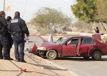 Conductor se da a la fuga tras chocar contra un poste de la CFE en Hermosillo; abandona el coche
