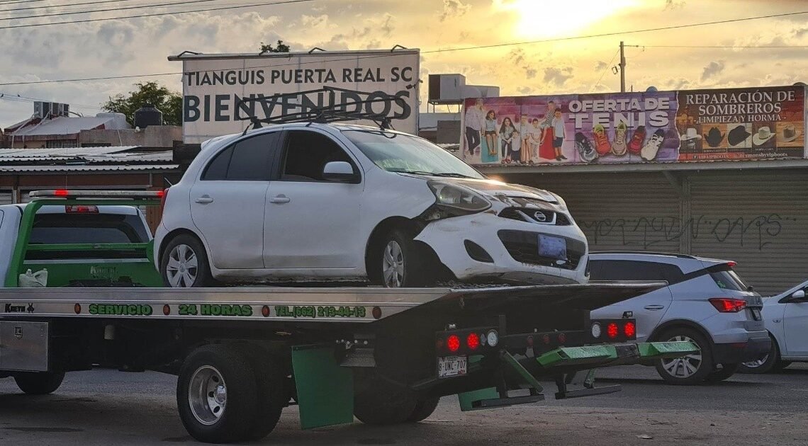 Vehículo cae en un socavón en el bulevar Quiroga y Sóstenes Rocha en Hermosillo