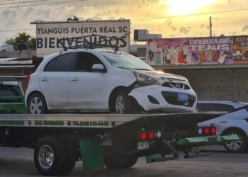 Vehículo cae en un socavón en el bulevar Quiroga y Sóstenes Rocha en Hermosillo