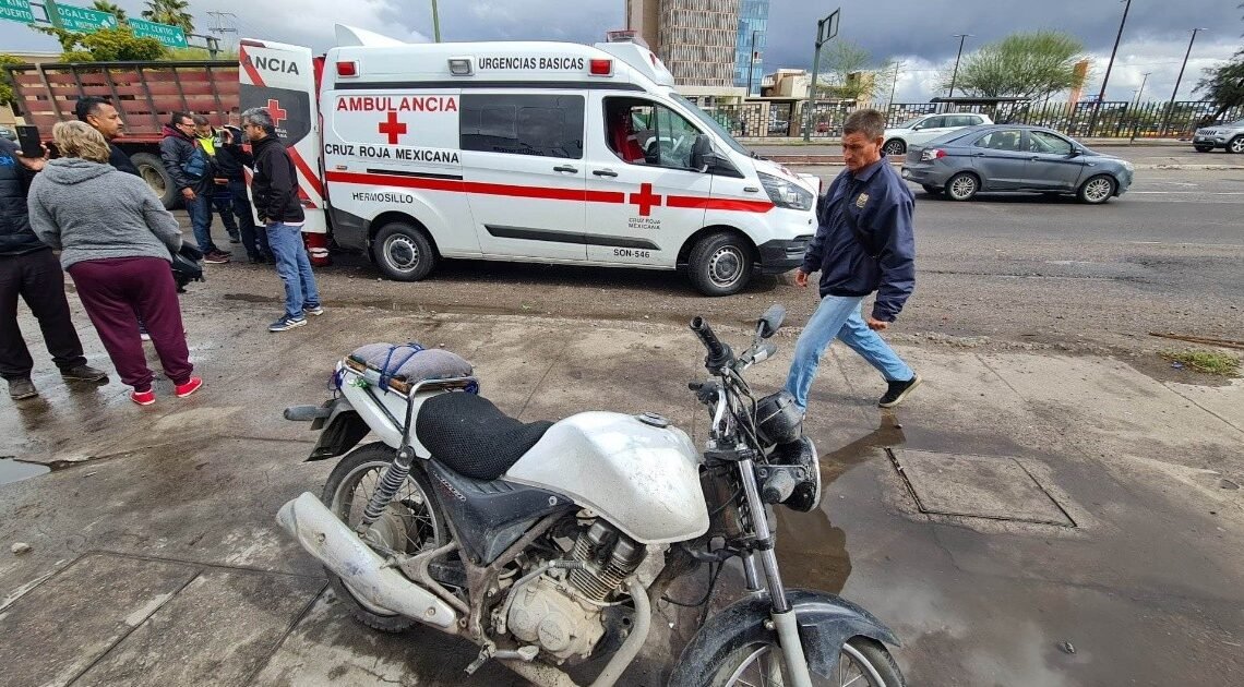 Motociclista derrapa y termina herido tras caer en bache sobre el bulevar Solidaridad