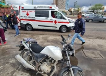 Motociclista derrapa y termina herido tras caer en bache sobre el bulevar Solidaridad