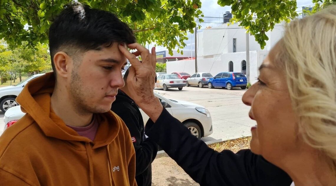 Miembros del equipo de Pastoral Social, de la Parroquia del Pilar, llevan ceniza a las personas que se encuentran en la Clínica 14 del IMSS
