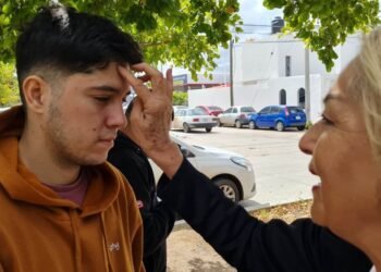 Miembros del equipo de Pastoral Social, de la Parroquia del Pilar, llevan ceniza a las personas que se encuentran en la Clínica 14 del IMSS