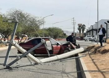 Sujeto choca y derrumba poste de la Perimetral Oriente