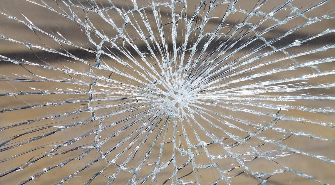 Hombre resulta con lesiones tras impactarse con puerta de cristal en restaurante bar