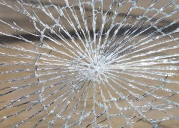 Hombre resulta con lesiones tras impactarse con puerta de cristal en restaurante bar