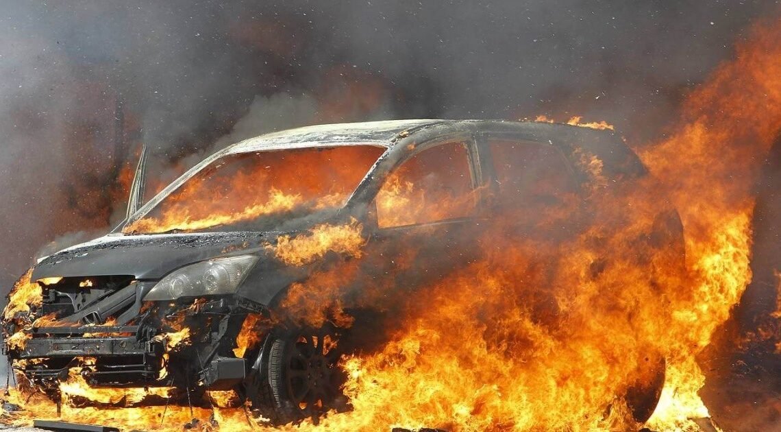 Hermosillo: Dos vehículos fueron prendidos en fuego en colonia Puerta Real Octava