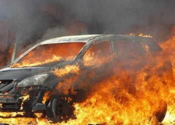 Hermosillo: Dos vehículos fueron prendidos en fuego en colonia Puerta Real Octava