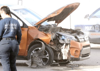 Derriba poste en colonia San Benito por exceso de velocidad