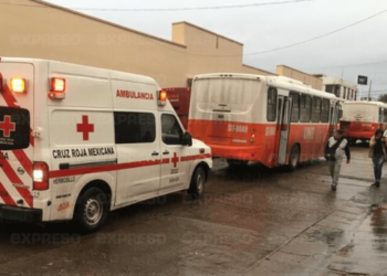Más de 10 pasajeros lesionados por accidente entre camiones urbanos